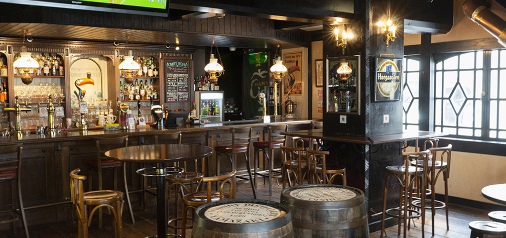 イギリスの雰囲気の店内「ブリテッシュパブ・ホサンナ」でクラフトビールやギネスビールなどを楽しめる本格アイリッシュパブのビアホール イギリスの雰囲気の店内「ブリテッシュパブ・ホサンナ」でクラフトビールやギネスビールなどを楽しめる本格アイリッシュパブのビアホール